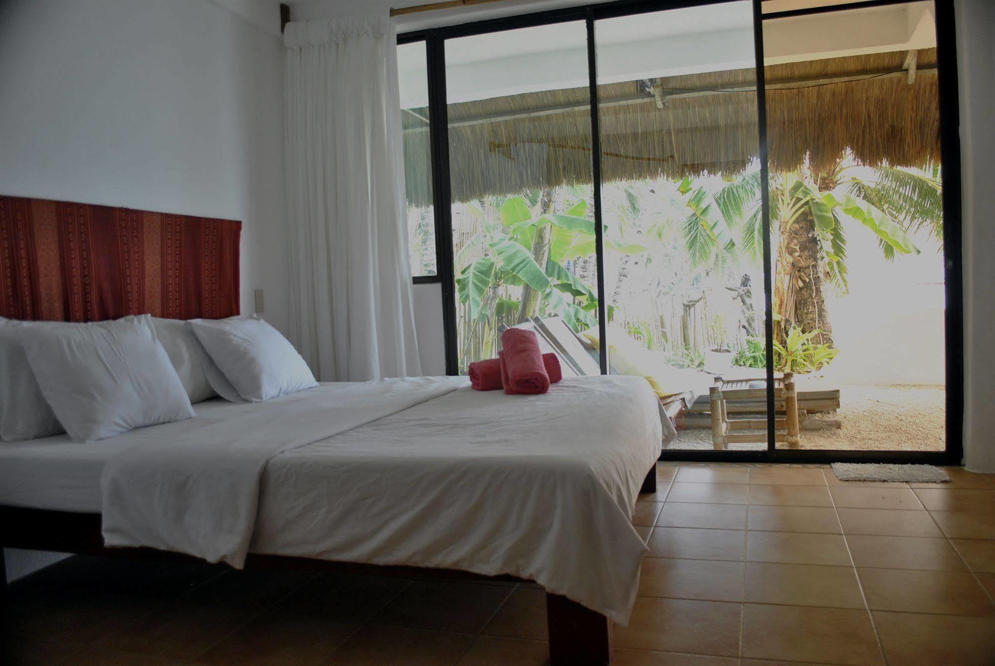 Artista Beach Villa Balabag  Экстерьер фото